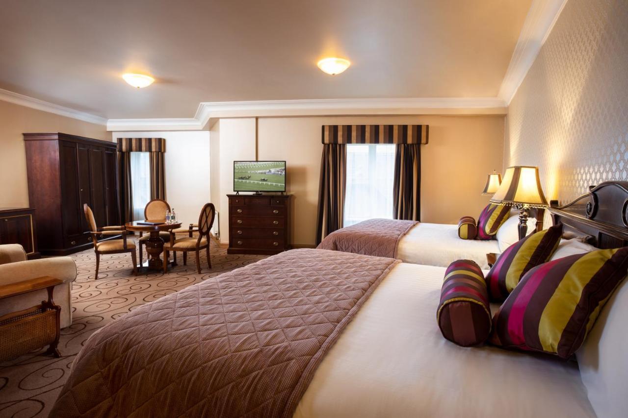 Lawlors Hotel นาส ภายนอก รูปภาพ