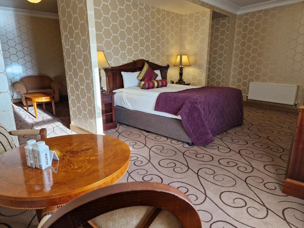 Lawlors Hotel นาส ภายนอก รูปภาพ