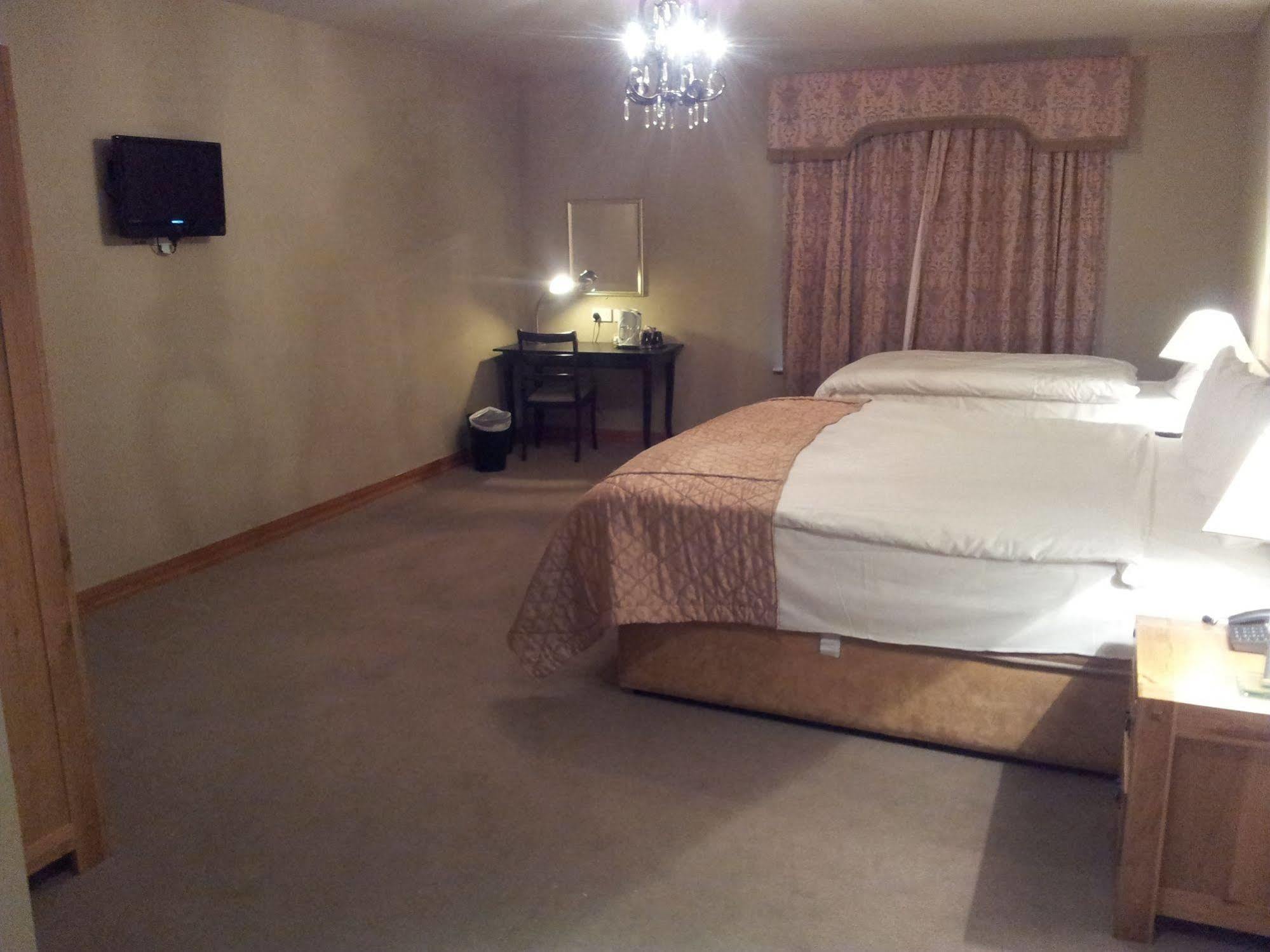 Lawlors Hotel นาส ภายนอก รูปภาพ